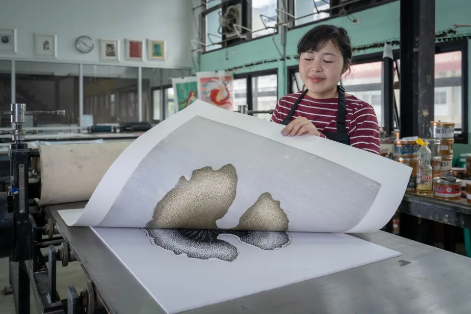 Tấm mica thành phẩm trên bàn